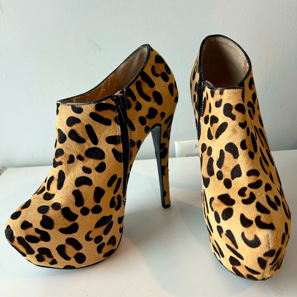 Size 8 Steve Madden heeled booties